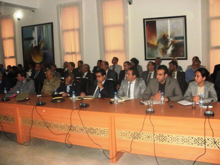 عامل اقليم الرحامنة يعلن في اجتماع مفتوح مع رؤساء المصالح الادارية ورؤساء الجماعات الترابية عن نهاية تعقيد المساطر الادارية والتصدي للموظفين الاشباح عامل اقليم الرحامنة يعلن في اجتماع مفتوح مع رؤساء المصالح الادارية ورؤساء الجماعات الترابية عن نهاية تعقيد المساطر الادارية والتصدي للموظفين الاشباح