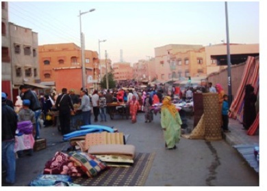عندما يلج المارة وسط الطريق تاركين الأرصفة لمهام أخرى بابن جرير . عندما يلج المارة وسط الطريق تاركين الأرصفة لمهام أخرى بابن جرير .
