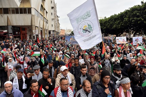 آلاف الغاضبين يحتجون في شوارع الرباط ضد قرار الرئيس الأمريكي آلاف الغاضبين يحتجون في شوارع الرباط ضد قرار الرئيس الأمريكي