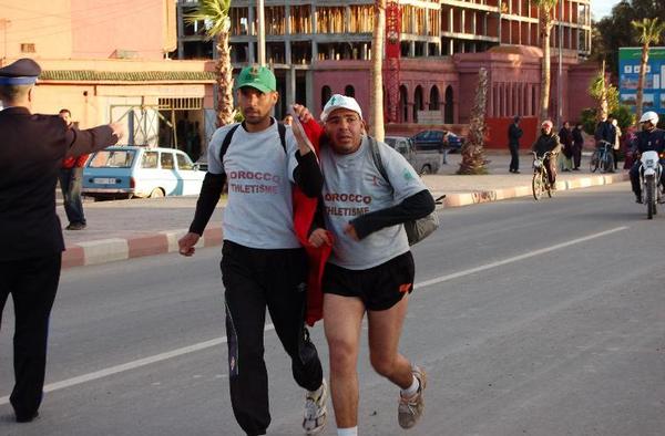 جمعية الأخوة للتنمية بابن جرير  تستقبل بطلي العاب القوى في طواف المغرب مشيا على الأقدام