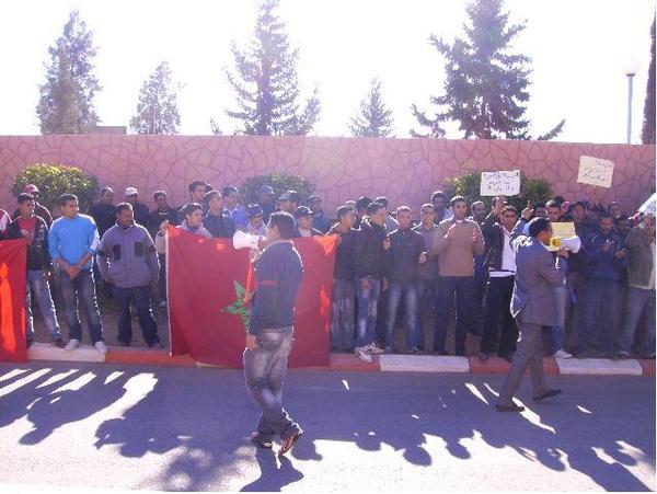 عمال السميسي ريجي في اعتصام مفتوح أمام إدارة الفوسفاط بمركز ابن جرير صباح هذا اليوم
