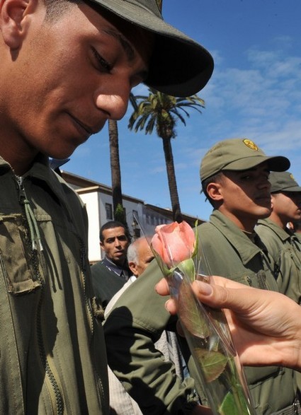 شباب 20 فبراير يوزّعون الورود على رجال الأمن