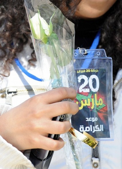 شباب 20 فبراير يوزّعون الورود على رجال الأمن