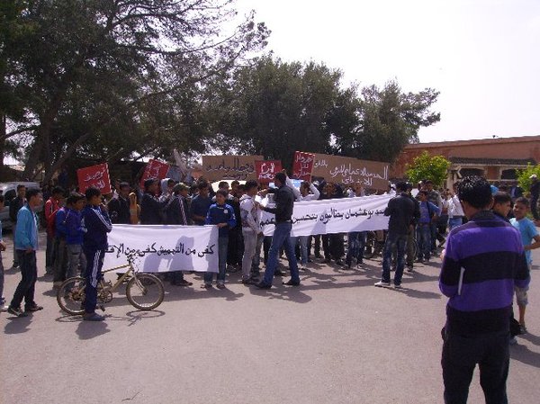 المجازون المعطلون في وقفة احتجاجية أمام باشوية سيدي بوعثمان