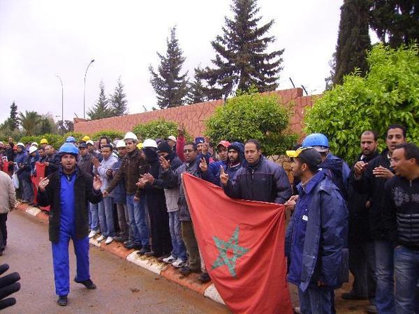 الاعتصام المفتوح لعمال السميسي أمام إدارة الفوسفاط بابن جرير يدخل يومه الثاني 