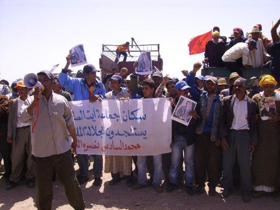 مسيرة الغضب الثانية لسكان جماعة ايت الطالب.. في انتظار محاسبة الرئيس و محاكمته مسيرة الغضب الثانية لسكان جماعة ايت الطالب.. في انتظار محاسبة الرئيس و محاكمته