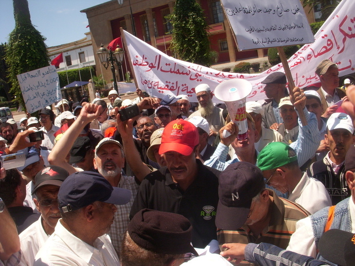 وقفة سابقة للمتقاعدين أمام البرلمان وقفة سابقة للمتقاعدين أمام البرلمان