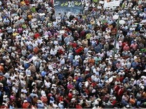 رويترز: احتجاجات الأحد تشير إلى أن مستقبل البلاد لم يحسم بعد رويترز: احتجاجات الأحد تشير إلى أن مستقبل البلاد لم يحسم بعد