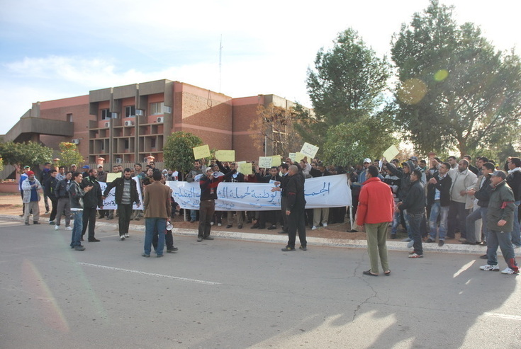 فيما يتم التستر على الموظفين الأشباح يتم اقصاء المعطلين والزج بهم في السجون فيما يتم التستر على الموظفين الأشباح يتم اقصاء المعطلين والزج بهم في السجون