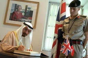 الشيخ محمد الصباح يوقع سجل التعازي في السفارة البريطانية في الكويت في تموز/يوليو 2005 عندما كان وزيرا للخارجية آنذاك (ارشيف اف ب, ياسر الزيات)