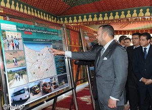 الملك اثناء اطلاقه لإحدى مشاريع المبادرة الوطنية للتنمية البشرية الملك اثناء اطلاقه لإحدى مشاريع المبادرة الوطنية للتنمية البشرية