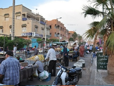 يقع ذلك أمام أعين السلطات المعنية ابن جرير : الباعة المتجولون والفراشة يعودون إلى احتلال الشوارع