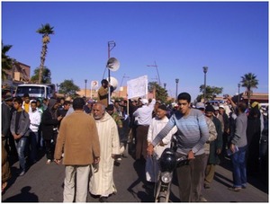 حركة 20 فبراير و سكان المدينة .. مسيرة و وقفات احتجاجية أمام مصلحتي الماء و الكهرباء بابن جرير