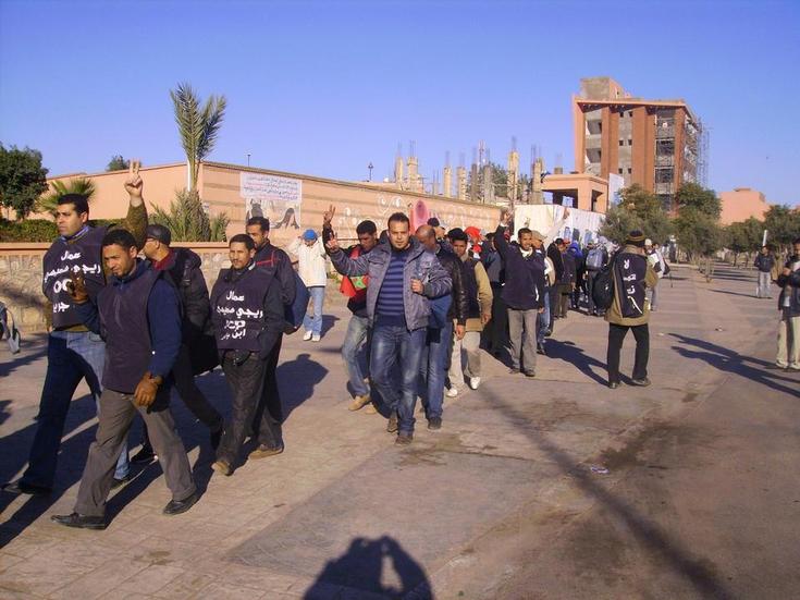 عمال سميسي ريجي بابن جرير في مسيرة احتجاجية نحو القصر الملكي بمراكش مشيا على الاقدام