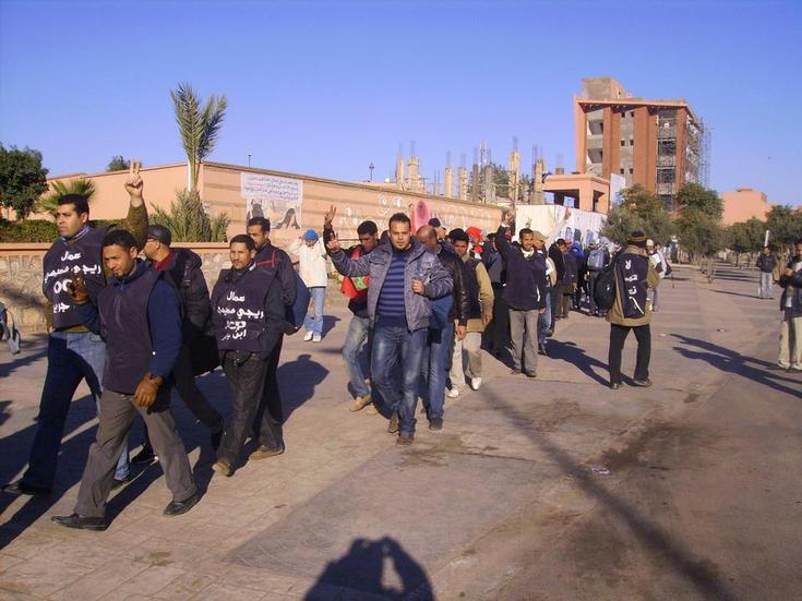 عمال سميسي ريجي بابن جرير في مسيرة احتجاجية نحو القصر الملكي بمراكش مشيا على الاقدام عمال سميسي ريجي بابن جرير في مسيرة احتجاجية نحو القصر الملكي بمراكش مشيا على الاقدام