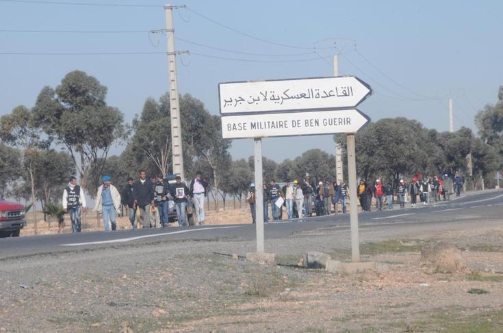 حقائق بريس في قلب الحدث .. مسيرة عمال السميسي ريجي بابن جرير نحو القصر الملكي بمراكش بتراب نزالة لعظم