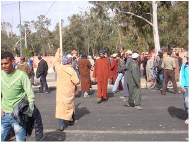 سكان جماعة ايت طالب باقليم الرحامنة في مسيرة احتجاجية ضد المضاربة في مادة الدقيق المدعم
