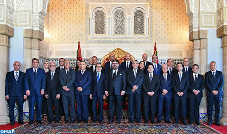 جلالة الملك يستقبل رئيس الحكومة وأعضاء الحكومة في صيغتها الجديدة بعد إعادة هيكلتها جلالة الملك يستقبل رئيس الحكومة وأعضاء الحكومة في صيغتها الجديدة بعد إعادة هيكلتها