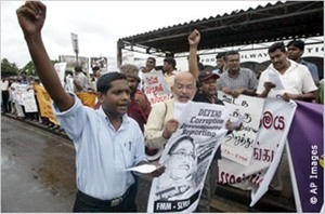 يحتج هنا صحفيون من سريلانكا على مضايقة زملائهم خلال مظاهرة في آب/أغسطس 2007 في كولومبو.