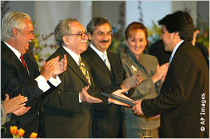 مراسل التحقيقات البيروفي، خوزيه كارلوس باريدس، يستلم جائزة تقديرية عام 2006 عن تقريره حول الفساد يتعلق بجنرال متقاعد في الشرطة.