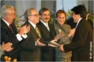 مراسل التحقيقات البيروفي، خوزيه كارلوس باريدس، يستلم جائزة تقديرية عام 2006 عن تقريره حول الفساد يتعلق بجنرال متقاعد في الشرطة. مراسل التحقيقات البيروفي، خوزيه كارلوس باريدس، يستلم جائزة تقديرية عام 2006 عن تقريره حول الفساد يتعلق بجنرال متقاعد في الشرطة.
