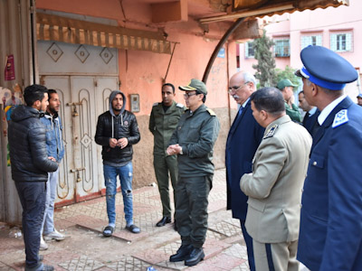 عامل اقليم الرحامنة يعاين بالميدان عملية تنفيذ حالة الطوارئ الصحية بابن جرير. عامل اقليم الرحامنة يعاين بالميدان عملية تنفيذ حالة الطوارئ الصحية بابن جرير.