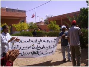 وقفة احتجاجية ساخنة للمعطلين ببهو ملحقة بلدية ابن جرير وقفة احتجاجية ساخنة للمعطلين ببهو ملحقة بلدية ابن جرير