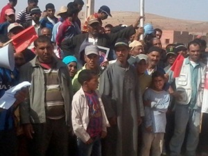 اليوسفية: سكان دواوير نائية يحتجون للمطالبة بالماء والكهرباء وفك العزلة