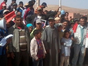 اليوسفية: سكان دواوير نائية يحتجون للمطالبة بالماء والكهرباء وفك العزلة اليوسفية: سكان دواوير نائية يحتجون للمطالبة بالماء والكهرباء وفك العزلة