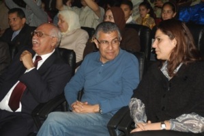 فخ انتخابي. 50 عضوا من الأصالة والمعاصرة في جهة مراكش يسقطون فيه. الوكيل العام للملك والشرطة القضائية يقتحمان مقر الحزب بعد انتهاء الوقت القانوني للحملة الانتخابية ويعاينان تفاصيل وليمة عشاء متأخر، وسيارات "ج" نقلت بعض المولمين فخ انتخابي. 50 عضوا من الأصالة والمعاصرة في جهة مراكش يسقطون فيه. الوكيل العام للملك والشرطة القضائية يقتحمان مقر الحزب بعد انتهاء الوقت القانوني للحملة الانتخابية ويعاينان تفاصيل وليمة عشاء متأخر، وسيارات "ج" نقلت بعض المولمين