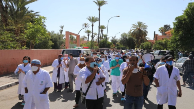 احتجاج أطر الصحة بمراكش على تحويل جناح للعمليات الجراحية إلى غرف لإنعاش مرضى كوفيد 19 احتجاج أطر الصحة بمراكش على تحويل جناح للعمليات الجراحية إلى غرف لإنعاش مرضى كوفيد 19