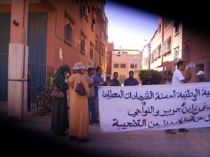 المعطلون يحتجون امام مؤسسة الرحامنة للتنمية المستدامة المعطلون يحتجون امام مؤسسة الرحامنة للتنمية المستدامة