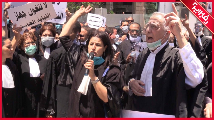 وقفة الغضب.. محامون يحتجون بالرباط: لا لتغول النيابة العامة وقفة الغضب.. محامون يحتجون بالرباط: لا لتغول النيابة العامة