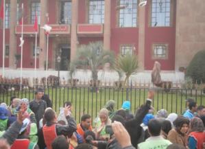 المعطلون يرشقون البرلمان بالأحذية المعطلون يرشقون البرلمان بالأحذية