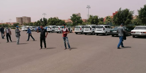 وتستمر معاناة المواطنين بابن جرير مع تجاوزات مهنيي قطاع سيارات الأجرة الكبيرة بفرضهم تسعيرة مزاجية وتستمر معاناة المواطنين بابن جرير مع تجاوزات مهنيي قطاع سيارات الأجرة الكبيرة بفرضهم تسعيرة مزاجية