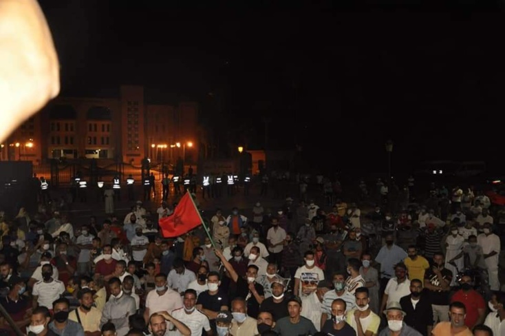 الاحتجاجات تتواصل بقلعة السراغنة.. وحقوقيون يدعون لنزع فتيل الاحتقان وينشرون غسيل الأوجاع الاحتجاجات تتواصل بقلعة السراغنة.. وحقوقيون يدعون لنزع فتيل الاحتقان وينشرون غسيل الأوجاع