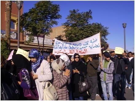 الطلبة الجامعيون باقليم الرحامنة في مسيرة احتجاجية سلمية نحو عمالة الاقليم الطلبة الجامعيون باقليم الرحامنة في مسيرة احتجاجية سلمية نحو عمالة الاقليم