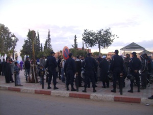 وقفة احتجاجية للمعطلين امام دار الشباب بابن جرير وقفة احتجاجية للمعطلين امام دار الشباب بابن جرير