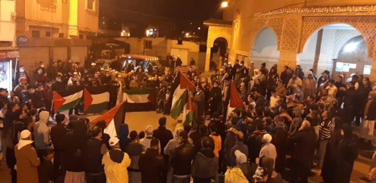 رغم التضييق.. رافضو التطبيع يحتجون أمام المساجد