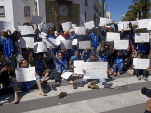 المعطلون يحتجون على أمام البرلمان و هم حفاة الأقدام المعطلون يحتجون على أمام البرلمان و هم حفاة الأقدام