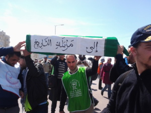 المعطلون يلقون بتابوت بنكيران على البحر والأمن يعنف من جديد المعطلون يلقون بتابوت بنكيران على البحر والأمن يعنف من جديد