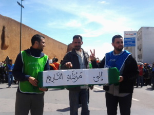 المعطلون يلقون بتابوت بنكيران على البحر والأمن يعنف من جديد المعطلون يلقون بتابوت بنكيران على البحر والأمن يعنف من جديد
