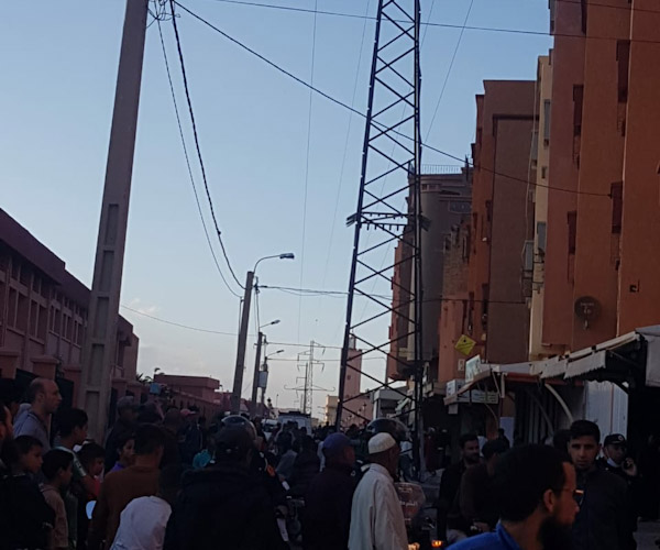 خيوط الأعمدة الكهربائية ذات الضغط المرتفع تحدث هلعا لدى ساكنة حي القدس بابن جرير خيوط الأعمدة الكهربائية ذات الضغط المرتفع تحدث هلعا لدى ساكنة حي القدس بابن جرير