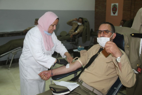   عناصر القوات المساعدة بالرحامنة تشارك في حملة للتبرع بالدم.