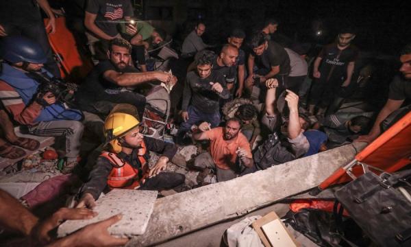 قصف إسرائيلي عشوائي يدمر حيا سكنيا ويتسبب في استشهاد 26 شخصا جلهم أطفال ونساء