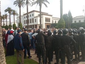 سلطات الرباط تمنع وقفة احتجاجية مناصرة لفلسطين أمام البرلمان سلطات الرباط تمنع وقفة احتجاجية مناصرة لفلسطين أمام البرلمان