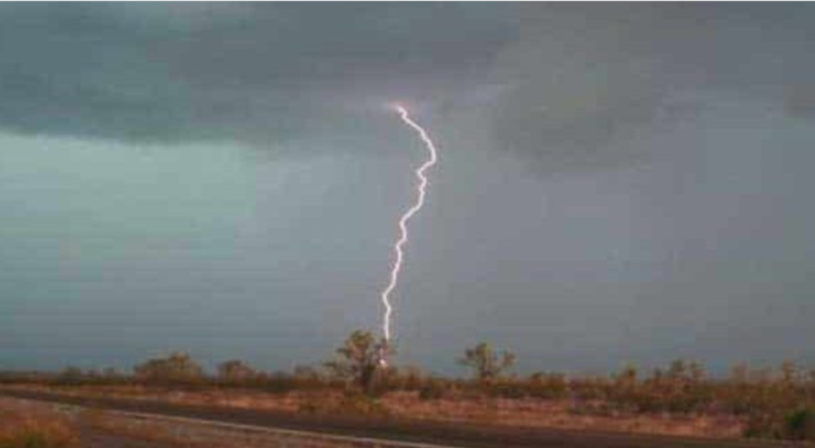 صاعقة رعدية تودي بحياة ثلاثة أشخاص بالرحامنة صاعقة رعدية تودي بحياة ثلاثة أشخاص بالرحامنة