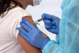 الإصابة بكورونا بعد تلقي اللقاح.. توضيحات هامة من الصحة العالمية