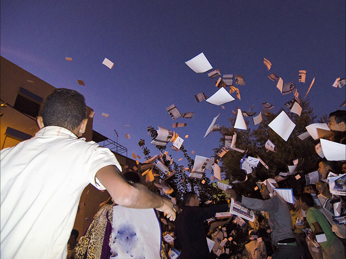 ساعات على نهاية حملة انتخابية تخللتها اتهامات بالرشوة والبلطجة وتدخل السلطة ساعات على نهاية حملة انتخابية تخللتها اتهامات بالرشوة والبلطجة وتدخل السلطة