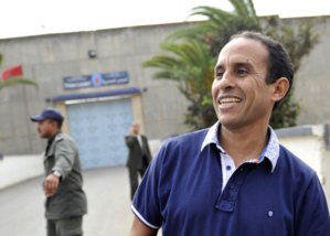 أنوزلا يغادر السجن من "الباب الضيّق" ويرفض التعليق على متابعته أنوزلا يغادر السجن من "الباب الضيّق" ويرفض التعليق على متابعته